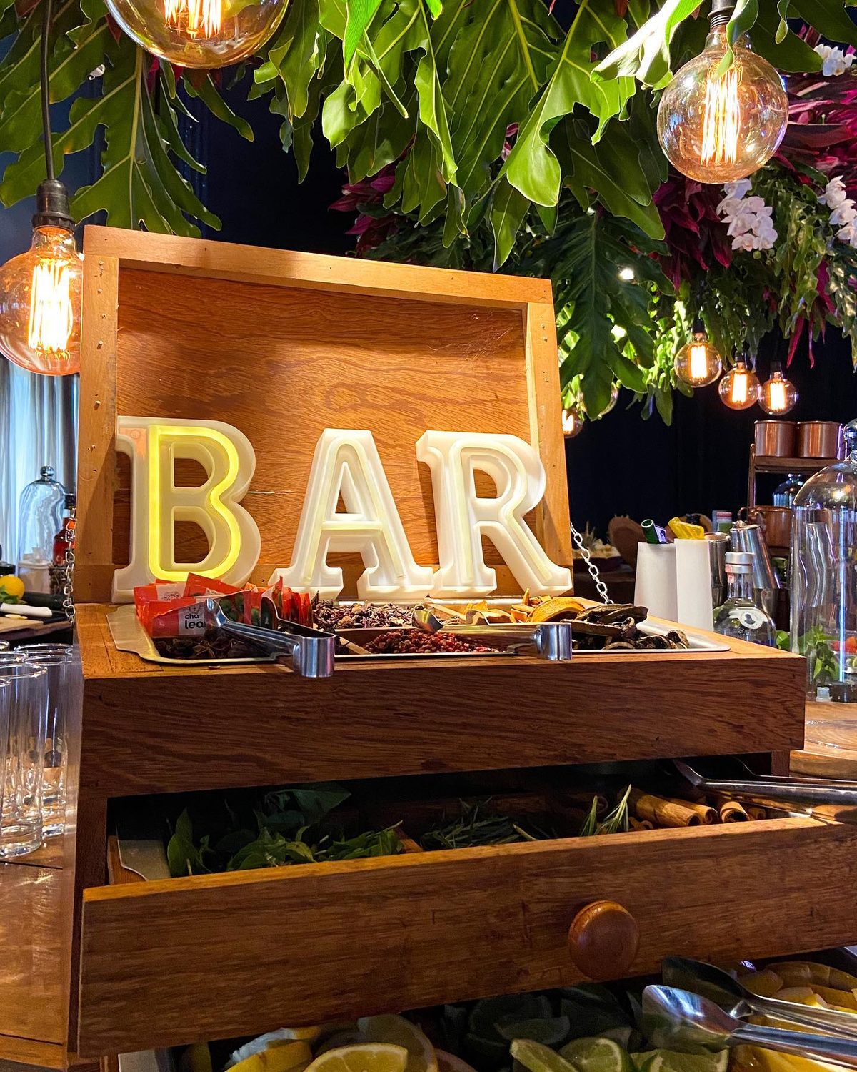 Bar de drinks com letreiro BAR iluminado
