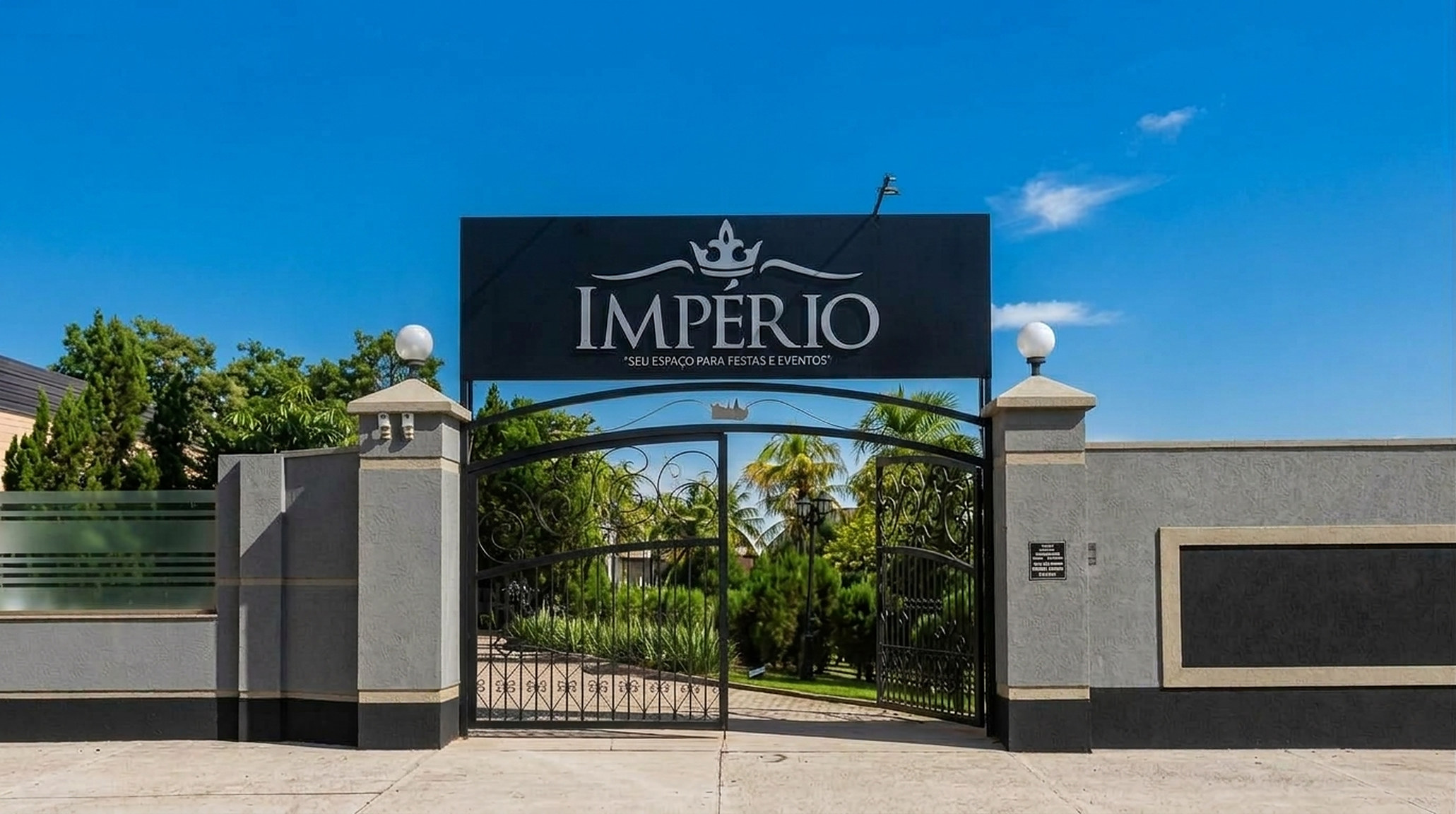 Fachada do Império com a placa e o portão de entrada